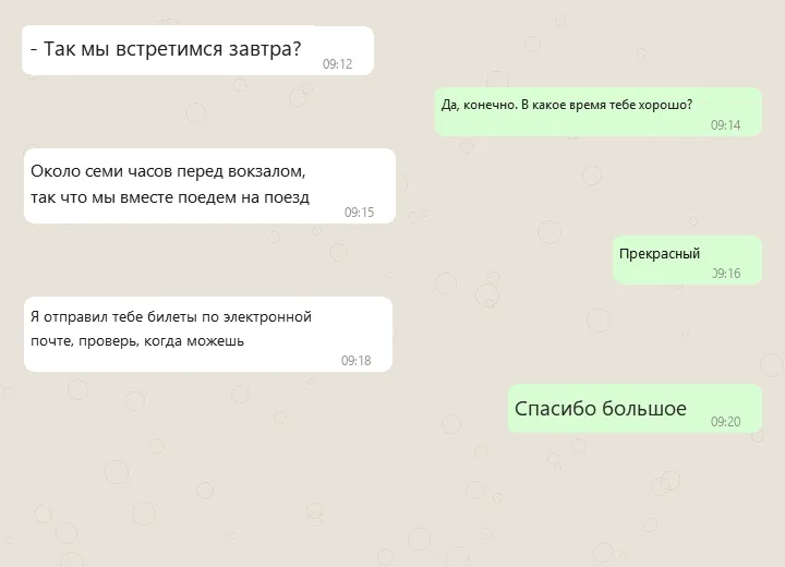 La stessa chat tradotta in russo da Vetro, con fumetti, colori e orari rimasti al loro posto.
